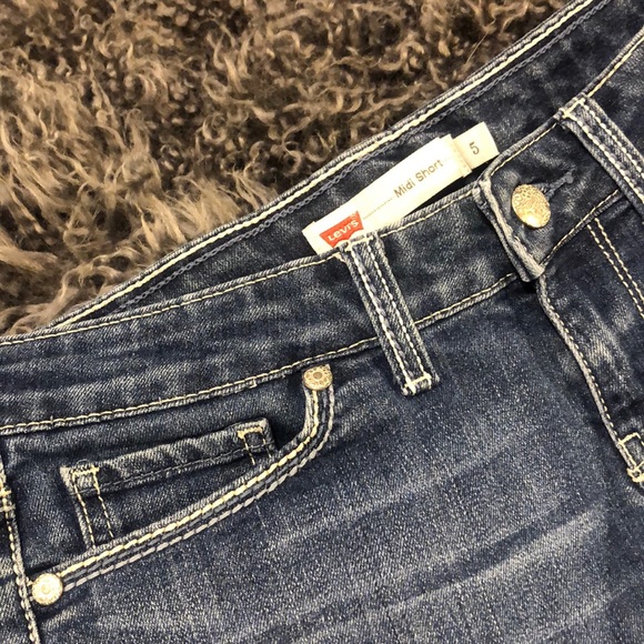 Levi’s Denim Summer Booty Shorts - Picture 4 of 4
